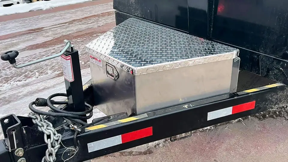 Aluminum toolbox for dump trailer